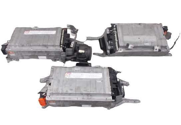 Bateria hybrydowa Toyota Yaris Hybrid podczas serwisu