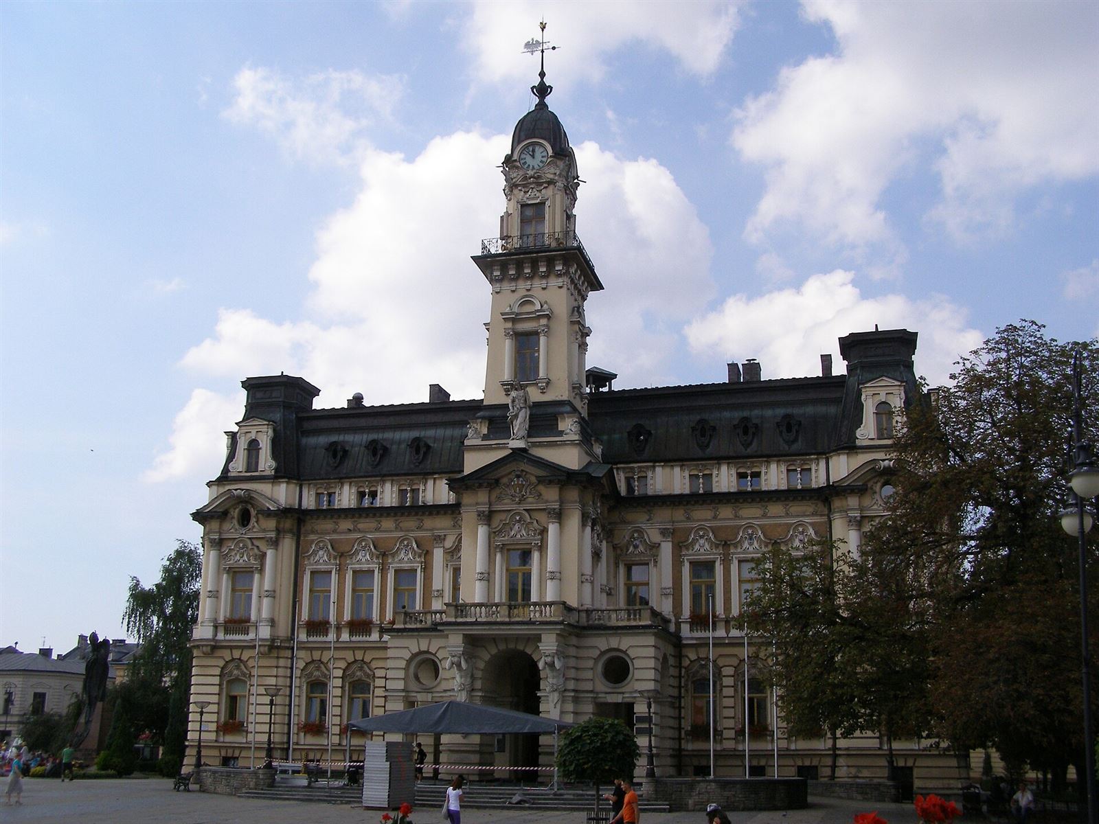 Ratusz w Nowym Sączu — serwis baterii hybrydowych 30 minut od miasta