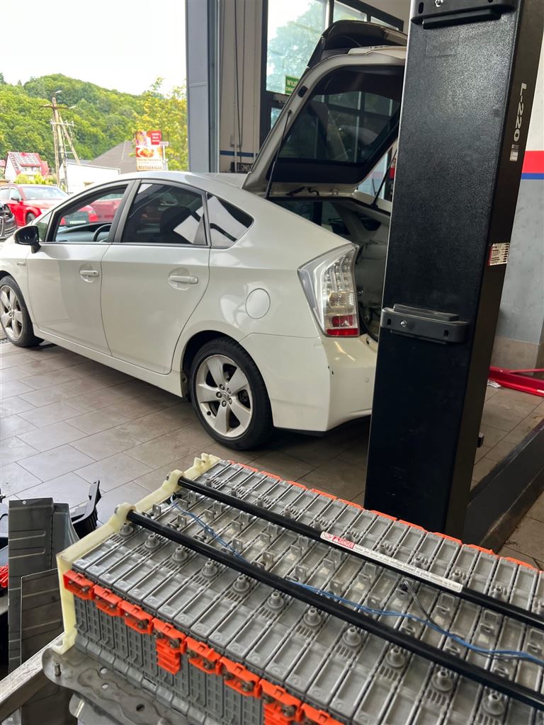 Warsztat Hybrid Doctor w Tymbarku — Toyota hybryda podczas serwisu baterii